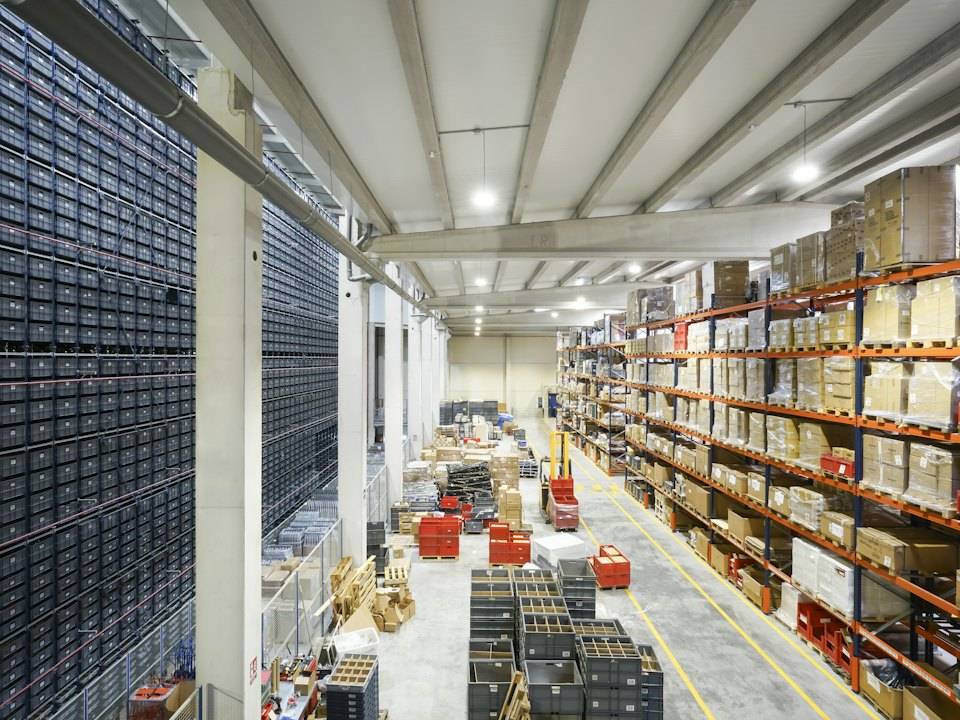 Bodega con estanterías llenas de paquetes
